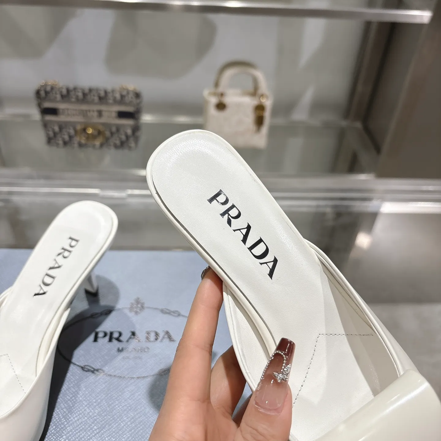 👟👟Ex-factory price 540👟👟 PRADA* Prada 25ss spring and summer new Mary Jane pointed-toe high-heeled shoes fashion shoes. Purchased from the original version and developed 1:1, perfect details, comfortable on the feet, can be matched with beautiful spring and summer clothes, exquisite and durable 🤩 ✔Upper: original open edge beaded cowhide ✔Inner lining: sheepskin ✔Outsole: Italian leather outsole ✔Heel height: 5.5cm, 7.5cm ✔Number of yards: 35-40 (41 can be customized and non-refundable) ✔Packaging: original full set of packaging